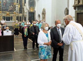 Bischof em. Dr. Friedhelm Hofmann feierte am Mittwochvormittag, 23. Juni, im Kiliansdom einen Pontifikalgottesdienst für Ehejubilare, die in den Jahren 2020 und 2021 auf 50, 60 oder 65 gemeinsame Jahre zurückblicken.