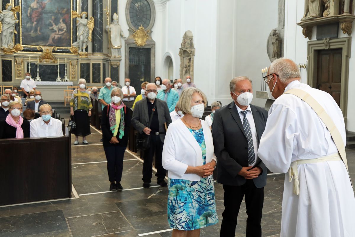 Bischof em. Dr. Friedhelm Hofmann feierte am Mittwochvormittag, 23. Juni, im Kiliansdom einen Pontifikalgottesdienst für Ehejubilare, die in den Jahren 2020 und 2021 auf 50, 60 oder 65 gemeinsame Jahre zurückblicken. Bischof em. Dr. Friedhelm Hofmann feierte am Mittwochvormittag, 23. Juni, im Kiliansdom einen Pontifikalgottesdienst für Ehejubilare, die in den Jahren 2020 und 2021 auf 50, 60 oder 65 gemeinsame Jahre zurückblicken.