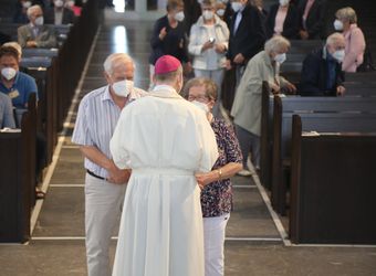 Bischof Dr. Franz Jung segnete nach dem Gottesdienst die Ehejubilare.