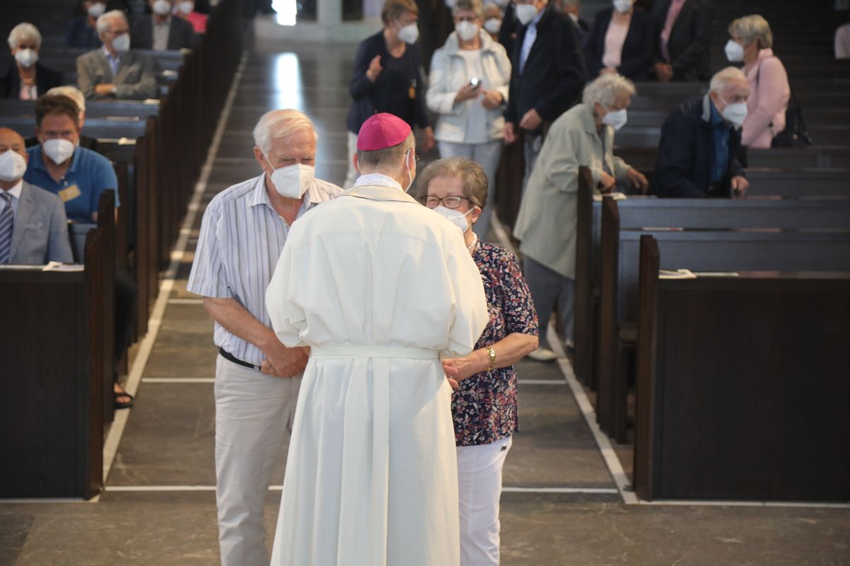 2721/0630_Ehejubilare mit Bischof Franz Jung_28153 Bischof Dr. Franz Jung segnete nach dem Gottesdienst die Ehejubilare.