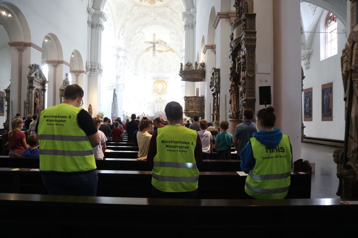 2721/0661 Ministranten-Gottesdienst_28685 Weihbischof Ulrich Boom hat anlässlich der Kiliani-Wallfahrtswoche mit den Ministranten einen Gottesdienst im Würzburger Dom gefeiert.