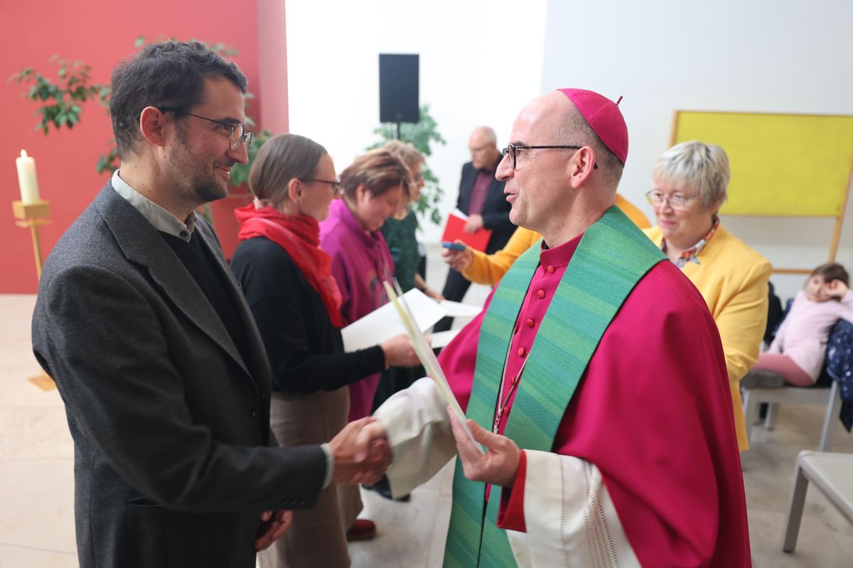 Bei einem Gottesdienst in der Jugendkirche Würzburg hat Bischof Dr. Franz Jung am Freitag, 25. Oktober, insgesamt 47 Personen für die Schulpastoral beauftragt.