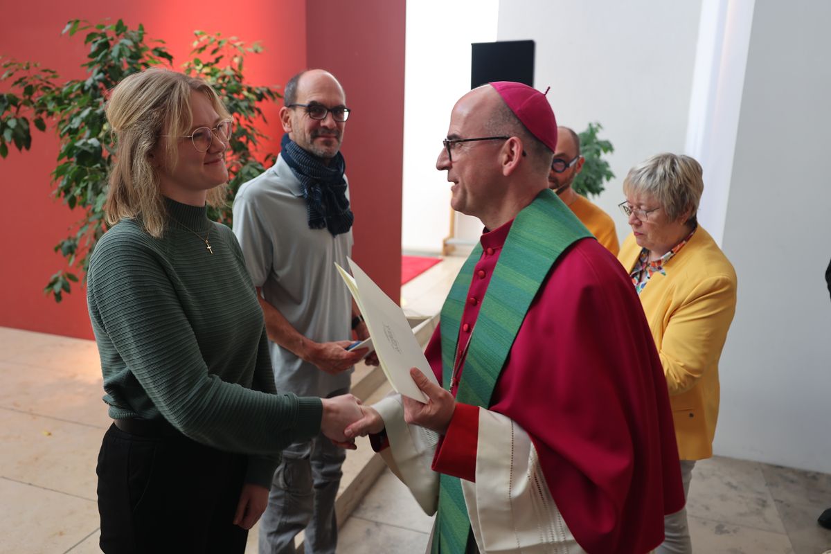 Bei einem Gottesdienst in der Jugendkirche Würzburg hat Bischof Dr. Franz Jung am Freitag, 25. Oktober, insgesamt 47 Personen für die Schulpastoral beauftragt.