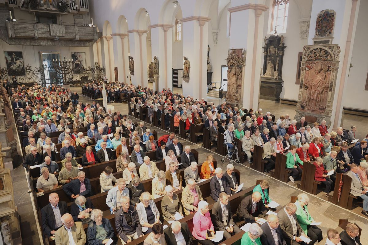 Mit mehr als 400 Ehepaaren, die seit 50, 60, 65 oder 70 Jahren verheiratet sind, hat Weihbischof em. Ulrich Boom am Donnerstagvormittag, 4. Juli, im Würzburger Kiliansdom einen Pontifikalgottesdienst gefeiert.