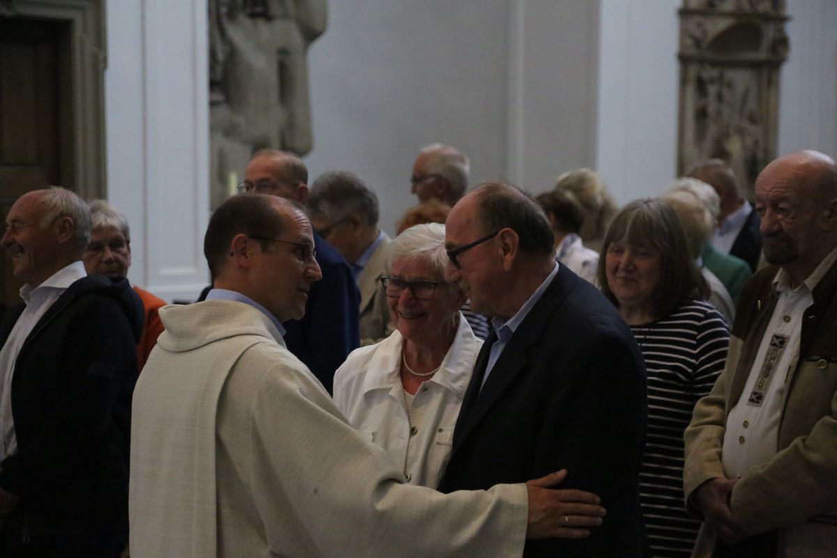 Bischof Dr. Franz Jung hat am Donnerstagnachmittag, 4. Juli, mit etwa 320 Paaren im Kiliansdom ihr goldenes oder diamantenes Ehejubiläum gefeiert.