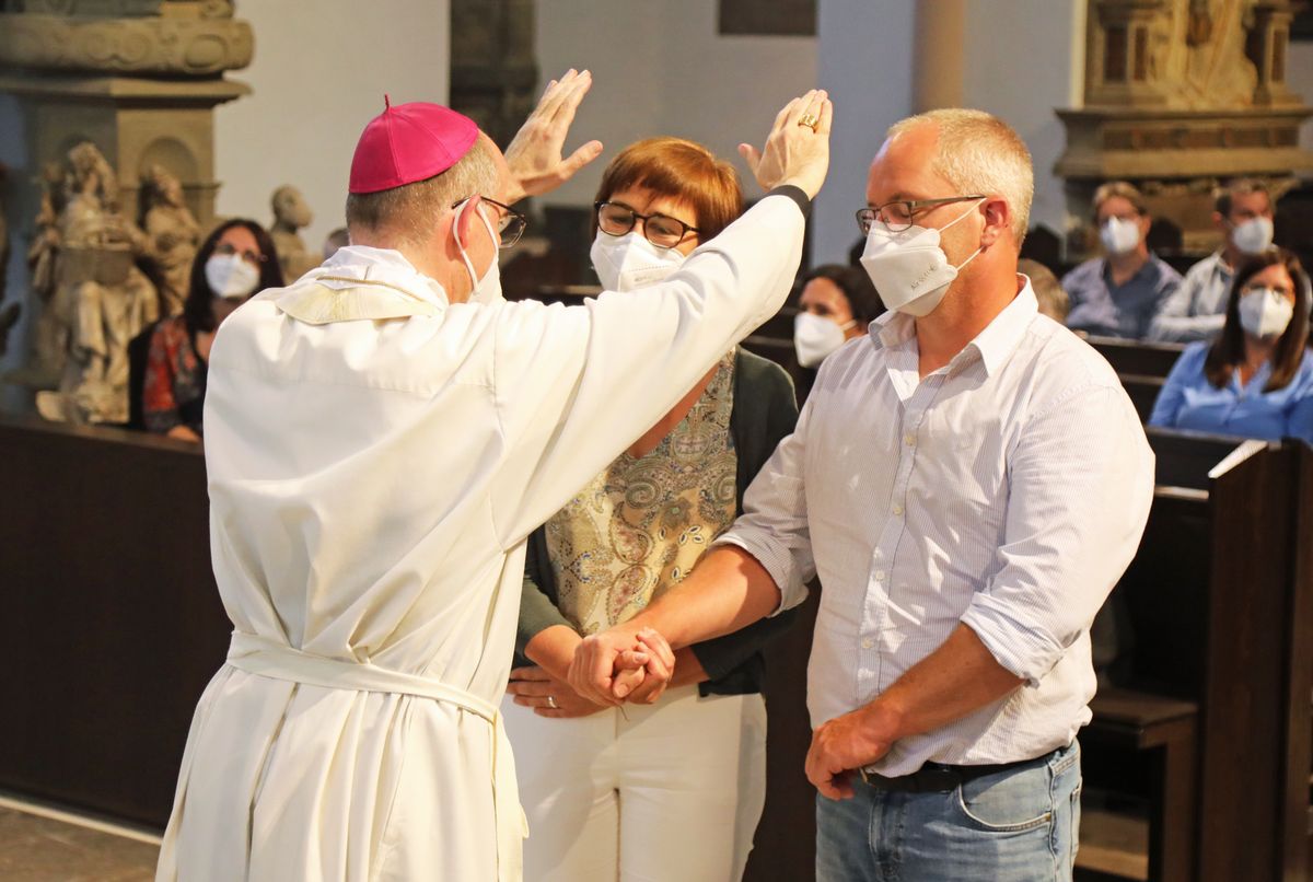 2721/0649 Dankgottesdienst für Ehejubilare mit Bischof Jung am Freitagabend, 2. Juli_28563 Mit rund 120 Ehepaaren aus der ganzen Diözese, die 2020 oder 2021 ihr silbernes Ehejubiläum feiern, hat Bischof Dr. Franz Jung am Freitagabend, 2. Juli, einen Gottesdienst im Würzburger Kiliansdom gefeiert.