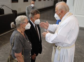 Bischof em. Dr. Friedhelm Hofmann feierte am Freitagnachmittag, 25. Juni, einen Dankgottesdienst mit Ehepaaren, die seit 50, 60 oder 65 Jahren verheiratet sind. Anschließend spendeten der Bischof sowie weitere Priester und Diakone den Jubilaren mit Abstand den Segen.