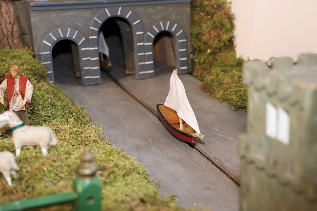 Es kommt ein Schiff geladen: Auch Boote bewegen sich in der Krippenlandschaft von Salz. Es kommt ein Schiff geladen: Auch Boote bewegen sich in der Krippenlandschaft von Salz.