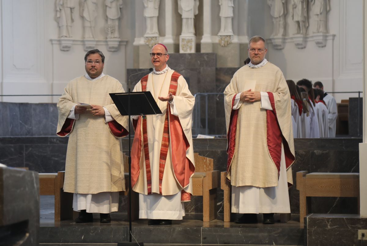 Fünf Frauen und zwei Männer hat Bischof Dr. Franz Jung bei einem Pontifikalgottesdienst am Freitag, 18. Juli 2025, als Pastoral- beziehungsweise Gemeindereferentinnen und -referenten beauftragt.