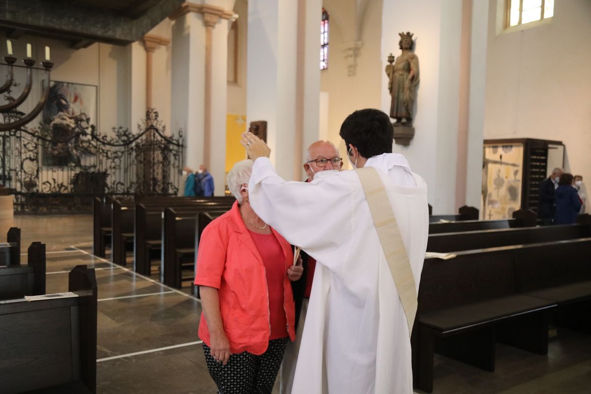 2621/0609 Ehejubilare Weihbischof Boom_27543 Weihbischof Boom und weiteren Priester und Diakone weihen Ehejubilare, die ihr goldenes, diamantenes oder eisernes Ehejubiläum feiern.