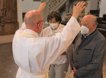 Bischof em. Dr. Friedhelm Hofmann feierte am Freitagnachmittag, 25. Juni, einen Dankgottesdienst mit Ehepaaren, die seit 50, 60 oder 65 Jahren verheiratet sind. Anschließend spendeten der Bischof sowie weitere Priester und Diakone den Jubilaren mit Abstand den Segen.