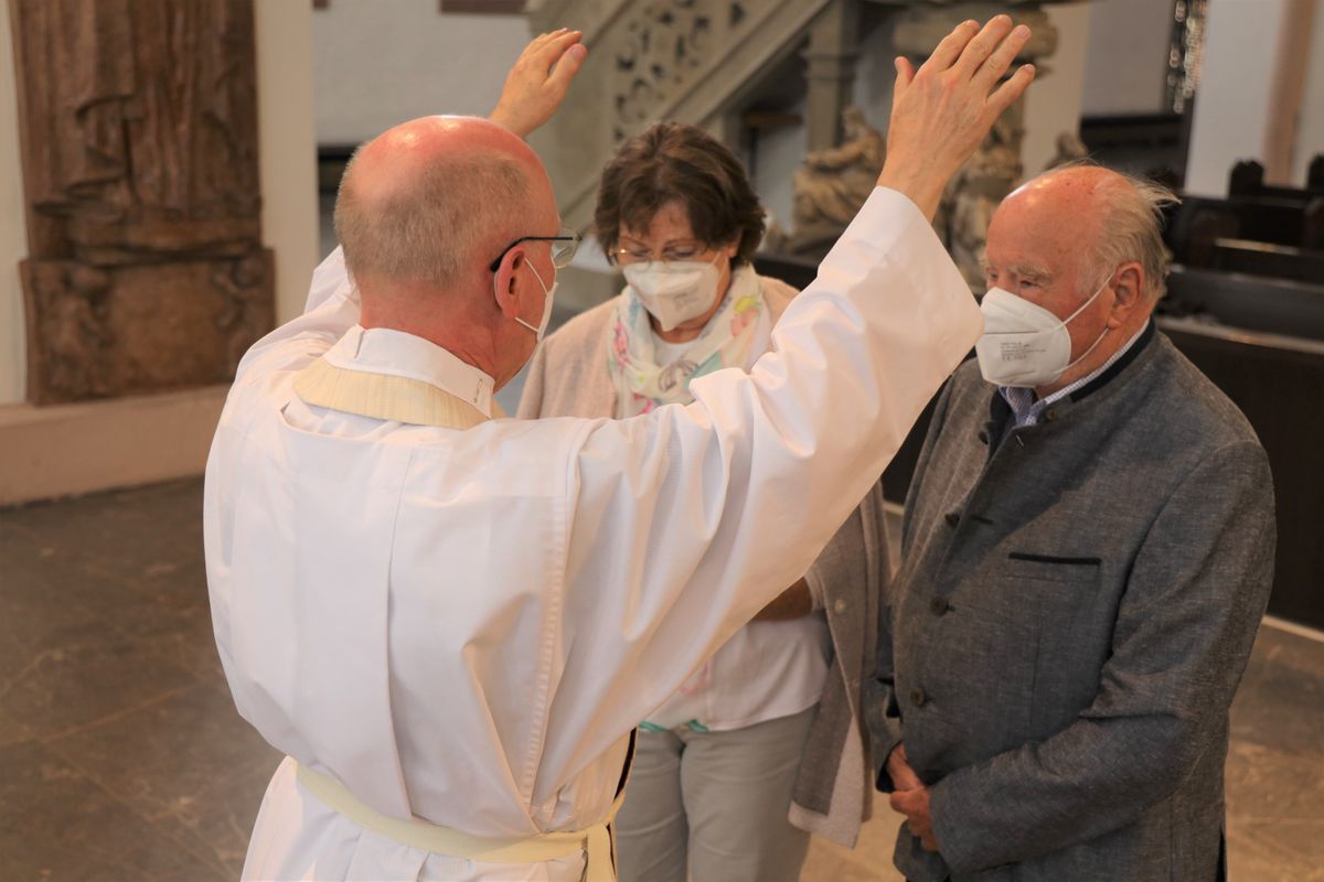 Bischof em. Dr. Friedhelm Hofmann feierte am Freitagnachmittag, 25. Juni, einen Dankgottesdienst mit Ehepaaren, die seit 50, 60 oder 65 Jahren verheiratet sind. Anschließend spendeten der Bischof sowie weitere Priester und Diakone den Jubilaren mit Abstand den Segen.
