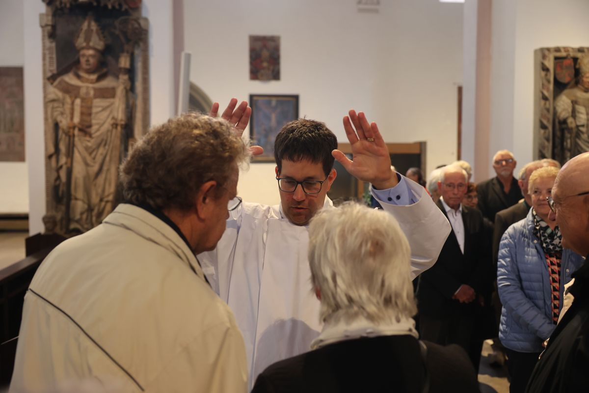 Seelsorgerinnen und Seelsorger spendeten nach dem Gottesdienst den Jubelpaaren individuell den Segen. 