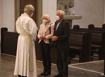 Mit rund 100 Ehepaaren aus der ganzen Diözese hat Bischof Dr. Franz Jung am Montagabend, 28. Juni, einen Gottesdienst im Würzburger Kiliansdom gefeiert. Eingeladen waren Ehejubilare, die in den Jahren 2020 und 2021 ihr silbernes Ehejubiläum feiern. Nach dem Gottesdienst ließen sich die Ehepartner von Bischof Jung und weiteren Priestern und Diakonen mit Abstand segnen.