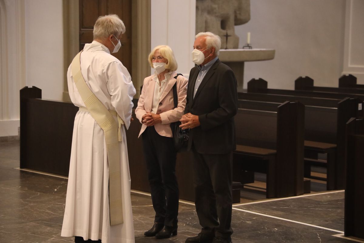 2621/0619 Ehejubilare Bischof 28. Juni Abend_27981 Mit rund 100 Ehepaaren aus der ganzen Diözese hat Bischof Dr. Franz Jung am Montagabend, 28. Juni, einen Gottesdienst im Würzburger Kiliansdom gefeiert. Eingeladen waren Ehejubilare, die in den Jahren 2020 und 2021 ihr silbernes Ehejubiläum feiern. Nach dem Gottesdienst ließen sich die Ehepartner von Bischof Jung und weiteren Priestern und Diakonen mit Abstand segnen.