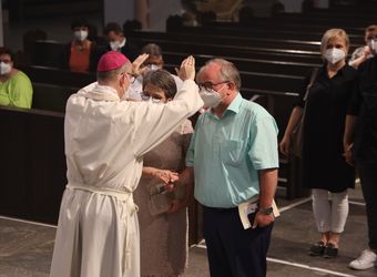 Mit rund 100 Ehepaaren aus der ganzen Diözese hat Bischof Dr. Franz Jung am Montagabend, 28. Juni, einen Gottesdienst im Würzburger Kiliansdom gefeiert. Eingeladen waren Ehejubilare, die in den Jahren 2020 und 2021 ihr silbernes Ehejubiläum feiern. Nach dem Gottesdienst ließen sich die Ehepartner von Bischof Jung und weiteren Priestern und Diakonen mit Abstand segnen.