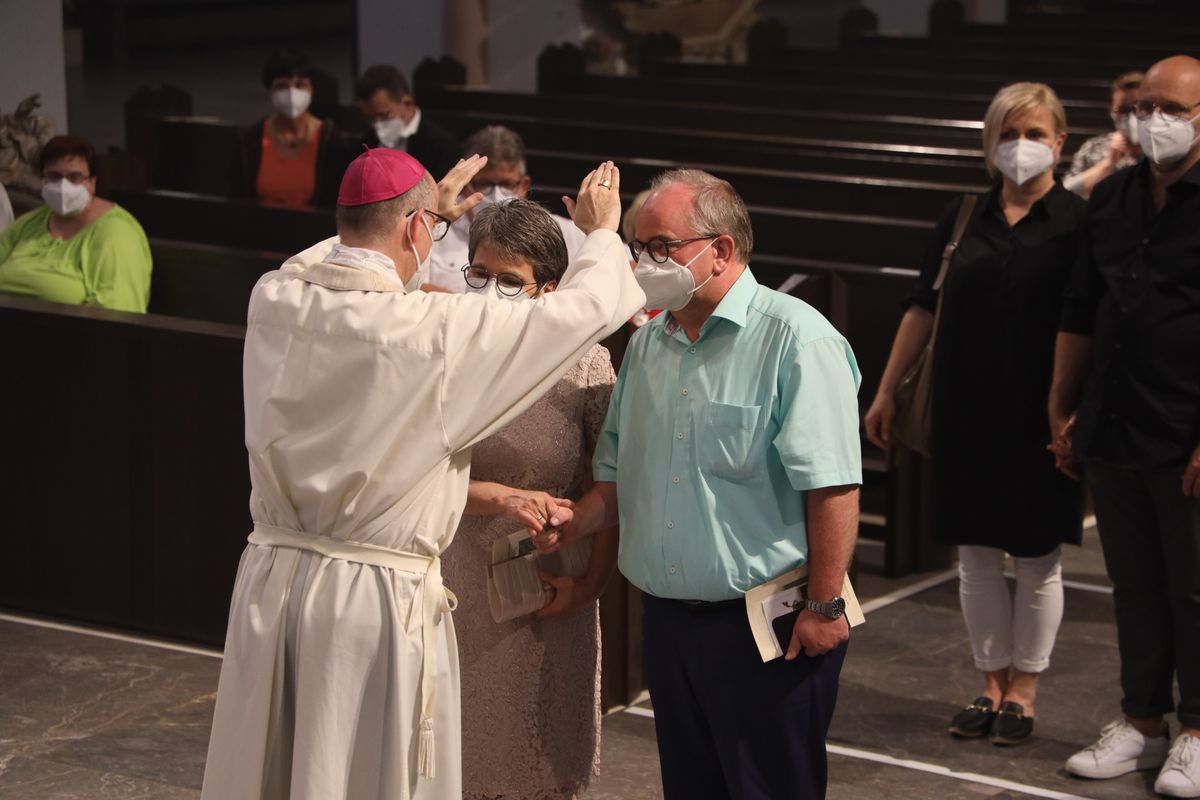 2621/0619 Ehejubilare Bischof 28. Juni Abend_27963 Mit rund 100 Ehepaaren aus der ganzen Diözese hat Bischof Dr. Franz Jung am Montagabend, 28. Juni, einen Gottesdienst im Würzburger Kiliansdom gefeiert. Eingeladen waren Ehejubilare, die in den Jahren 2020 und 2021 ihr silbernes Ehejubiläum feiern. Nach dem Gottesdienst ließen sich die Ehepartner von Bischof Jung und weiteren Priestern und Diakonen mit Abstand segnen.