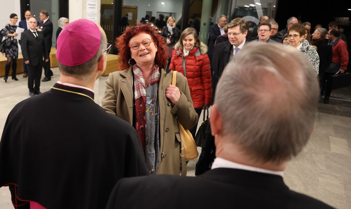 Bischof Dr. Franz Jung begrüßte gemeinsam mit Generalvikar Thomas Keßler und Domkapitular Clemens Bieber, Vorsitzender des Diözesan-Caritasverbands, die Gäste am Eingang des Hörsaalgebäudes. 