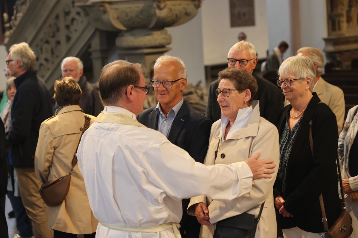 Seelsorgerinnen und Seelsorger spendeten nach dem Gottesdienst den Jubelpaaren individuell den Segen. 