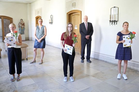 Marie-Christin Kaufmann, Laura Fromm und Lea Hauck (von links) haben im Bischöflichen Ordinariat Würzburg die Ausbildung als Kauffrau für Büromanagement abgeschlossen. Ausbildungsleiterin Valerie Diemer und Personalleiter Ordinariatsrat Thomas Lorey (hinten) gratulierten. 