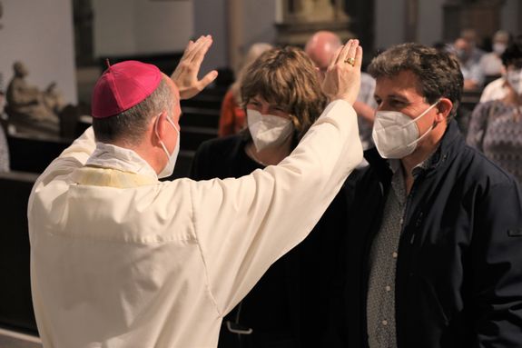 Bischof Dr. Franz Jung erteilte nach dem Gottesdienst zahlreichen Ehepaaren den Segen. 