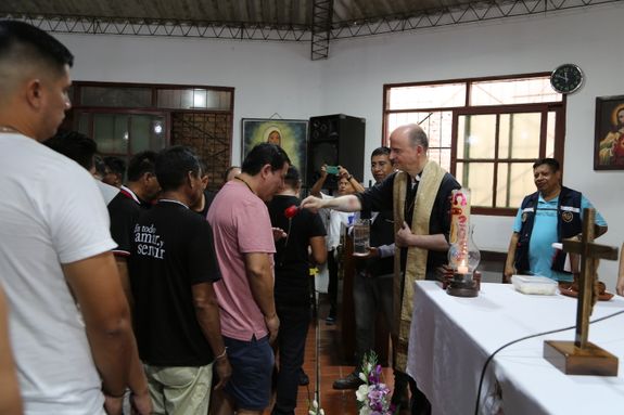 Bischof Dr. Franz Jung verteilt das Weihwasser mit einer Plastikrose. Bischof Dr. Franz Jung verteilt das Weihwasser mit einer Plastikrose.