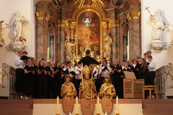 Die Junge Domkantorei unter der Leitung von Domkapellmeister Alexander Rüth gestaltete am Samstagabend, 5. Juli, das Musikalische Abendgebet im Neumünster zur Einstimmung auf die Kiliani-Wallfahrtswoche 2025.