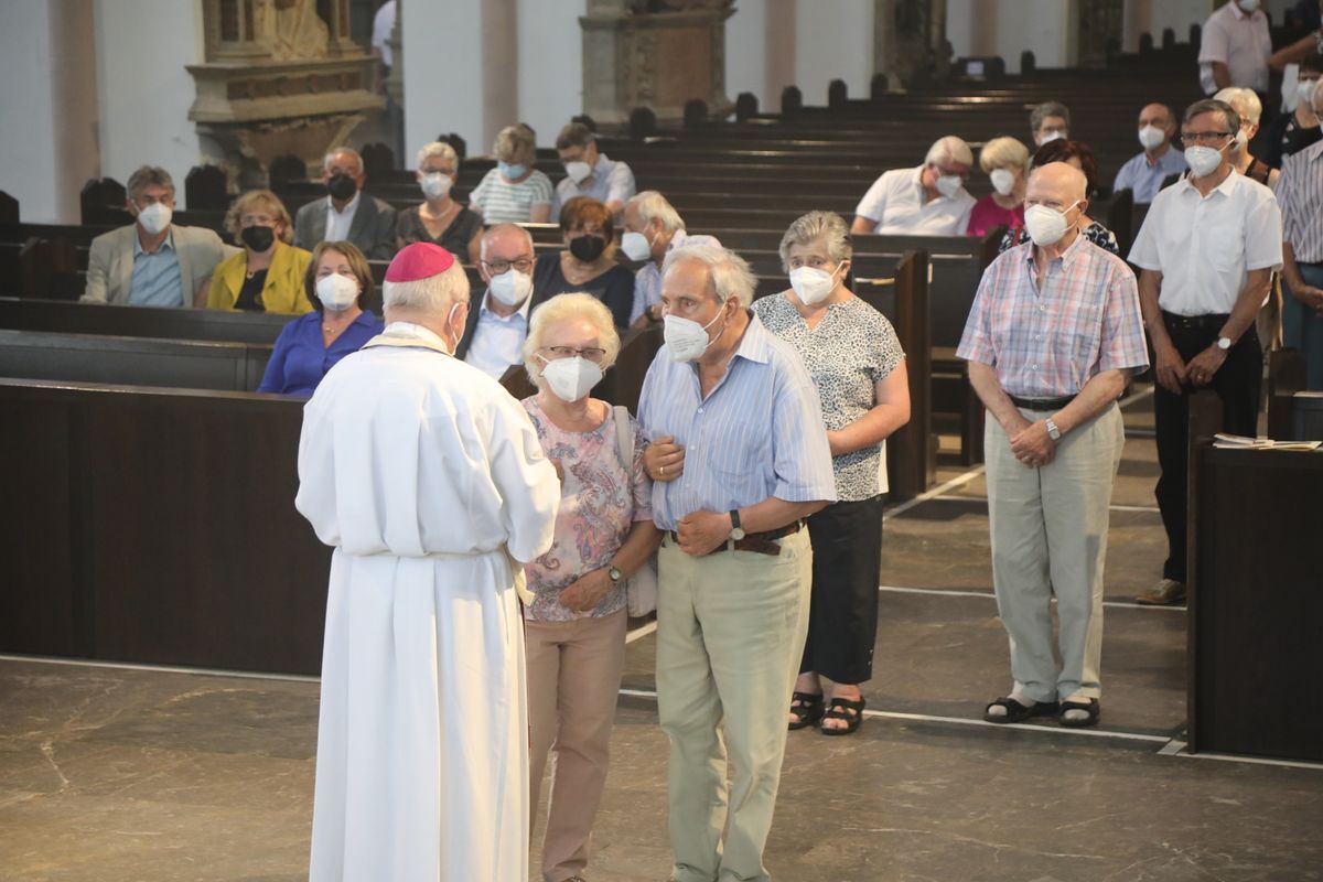 2621/0622 - Ehejubilare Gold mit Weihbischof Ulrich Boom_27908 Weihbischof Ulrich Boom feierte am Montagnachmittag, 26. Juni, einen Gottesdienst für Ehepaare, die 2020 oder 2021 ihr goldenes, diamantenes oder eisernes Ehejubiläum hatten. Im Anschluss konnten sich die Paare segnen lassen.