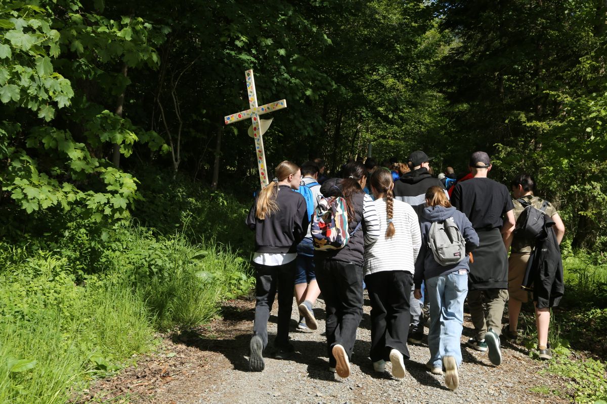 Fast 400 Gläubige haben an der Ökumenischen Kreuzbergwallfahrt mit Bischof Jung und Regionalbischöfin Bornowski teilgenommen.  Fast 400 Gläubige haben an der Ökumenischen Kreuzbergwallfahrt mit Bischof Jung und Regionalbischöfin Bornowski teilgenommen.