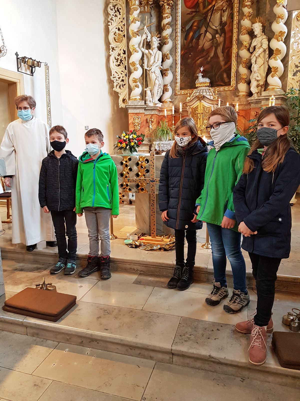 In Mühlhausen sind alle fünf Kommunionkinder nun Ministrantinnen oder Ministranten. Das Foto entstand beim Einführungsgottesdienst. 