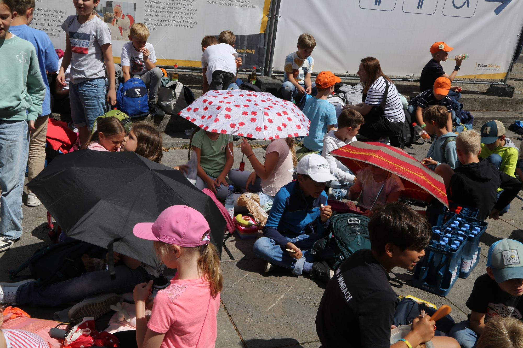 Über 1400 Kinder und ihre Begleiter sind am Montagvormittag, 7. Juli 2025, zum Gottesdienst für Erstkommunionkinder mit Bischof Dr. Franz Jung in den Würzburger Kiliansdom gekommen. 
