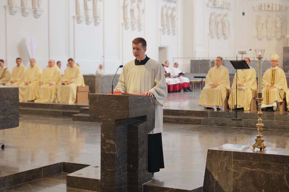 Bischof Dr. Franz Jung hat am Mittwochabend, 16. April, bei der Chrisammesse im Würzburger Kiliansdom die Heiligen Öle für das ganze Bistum geweiht.  Bischof Dr. Franz Jung hat am Mittwochabend, 16. April, bei der Chrisammesse im Würzburger Kiliansdom die Heiligen Öle für das ganze Bistum geweiht.