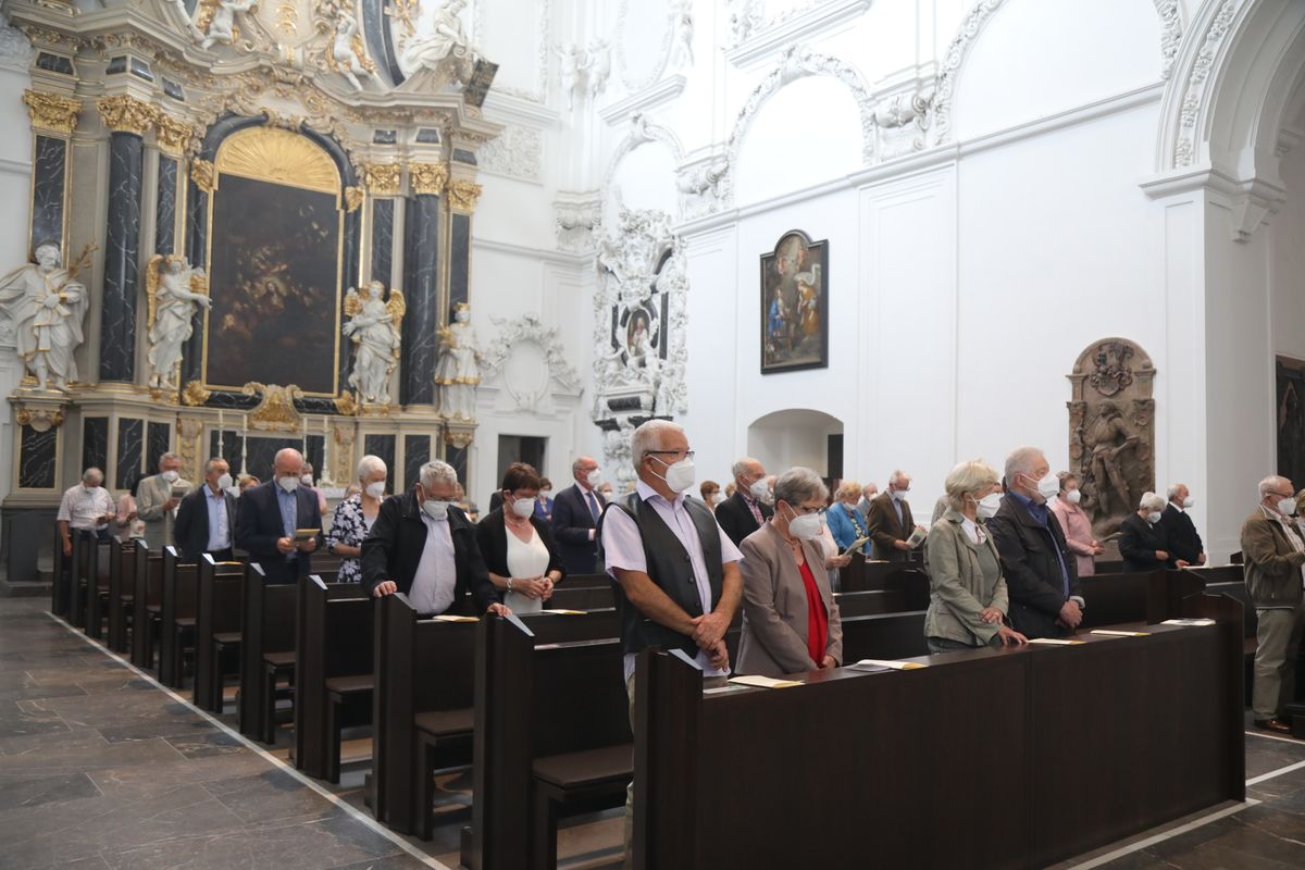 2621/0609 Ehejubilare Weihbischof Boom_27466 Weihbischof Boom und weiteren Priester und Diakone weihen Ehejubilare, die ihr goldenes, diamantenes oder eisernes Ehejubiläum feiern.