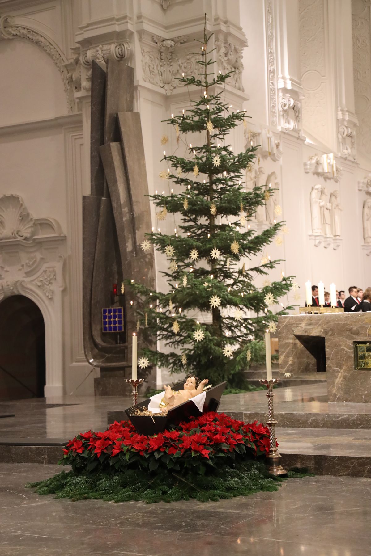 Bischof Dr. Franz Jung feierte an Heiligabend, 24. Dezember, im Würzburger Kiliansdom mit den Gläubigen die Christmette. Bischof Dr. Franz Jung feierte an Heiligabend, 24. Dezember, im Würzburger Kiliansdom mit den Gläubigen die Christmette.