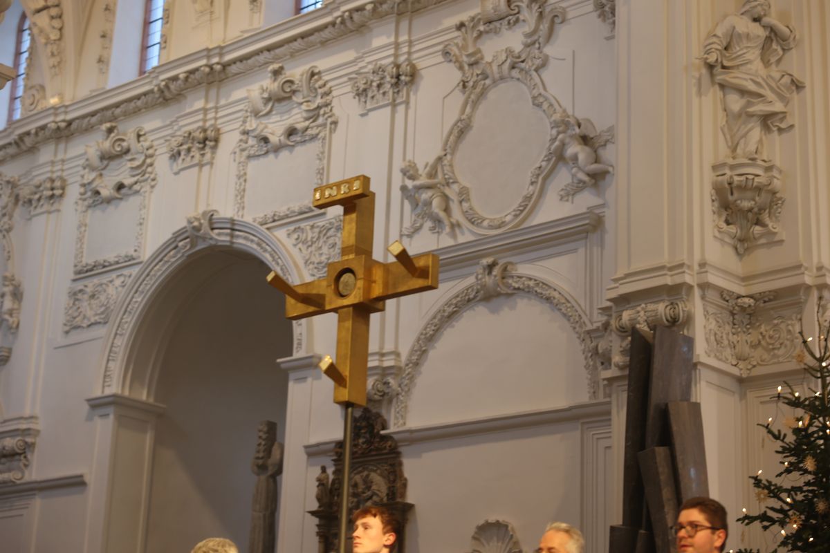 Mit einer Prozession vom Neumünster zum Kiliansdom und einer Pontifikalmesse hat Bischof Dr. Franz Jung am Dienstag, 31. Dezember, in Würzburg für das Bistum das Heilige Jahr eröffnet. Es steht unter dem Motto "Pilger der Hoffnung". 