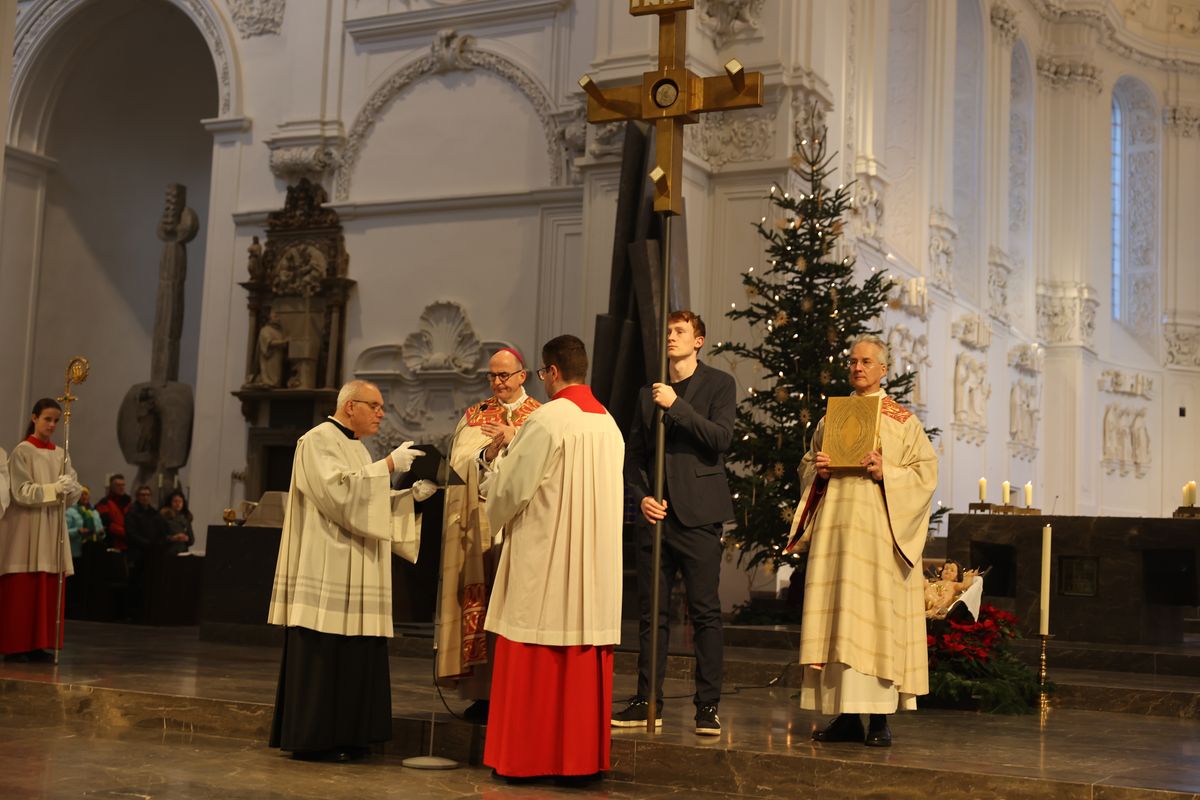 Mit einer Prozession vom Neumünster zum Kiliansdom und einer Pontifikalmesse hat Bischof Dr. Franz Jung am Dienstag, 31. Dezember, in Würzburg für das Bistum das Heilige Jahr eröffnet. Es steht unter dem Motto "Pilger der Hoffnung". 