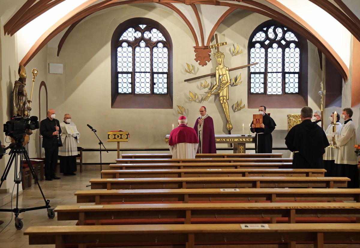 Der Gottesdienst zum Aschermittwoch der Künstler mit Bischof Dr. Franz Jung begann in der Valentinuskapelle.