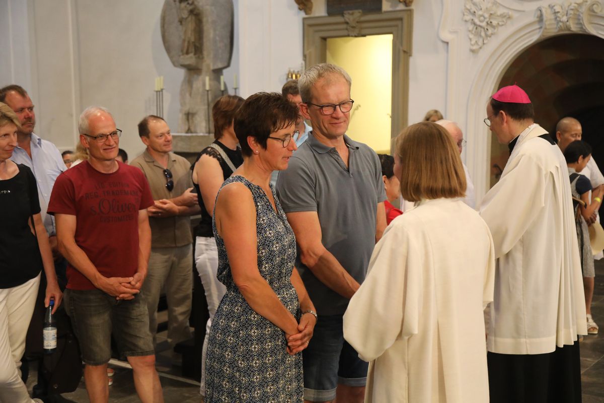 Mit rund 1000 Eheleuten, die in diesem Jahr Silberhochzeit haben, feierte Bischof Dr. Franz Jung am Freitagabend, 4. Juli 2025, einen Pontifikalgottesdienst im Kiliansdom. Im Anschluss erteilten er, Weihbischof Paul Reder sowie weitere Seelsorgerinnen und Seelsorger den Paaren einzeln den Segen.