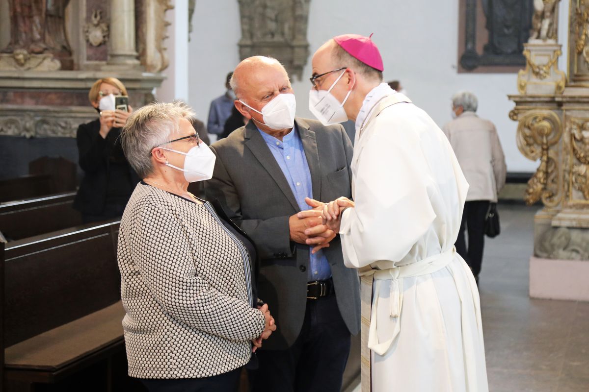 2721/0648 Gottesdienst für Ehejubilare mit Bischof Dr. Franz Jung am Freitagnachmittag, 2. Juli 2021_28531 Bischof Dr. Franz Jung feierte am Freitagnachmittag, 2. Juli 2021, einen Dankgottesdienst im Kiliansdom mit Ehepaaren, die goldenes, diamantenes oder eisernes Ehejubiläum feiern.