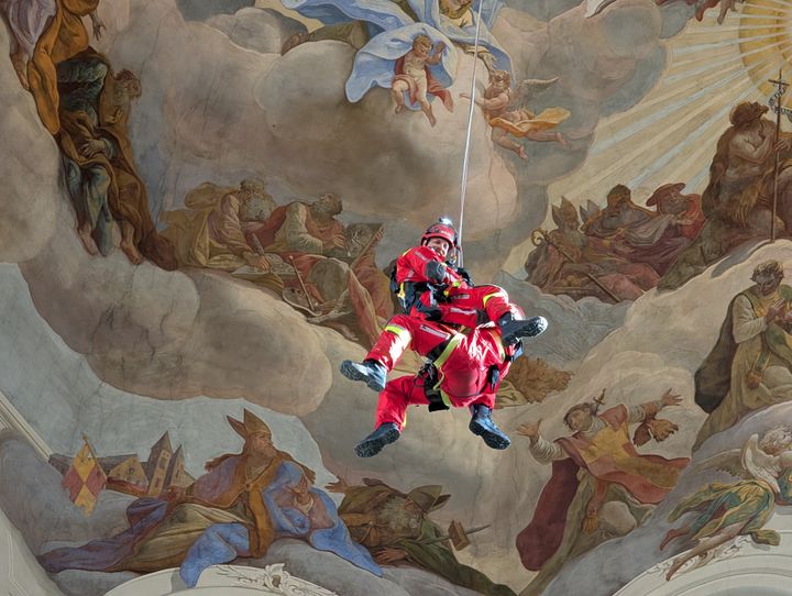 Bei der Übung im Würzburger Neumünster seilen sich die Höhenretter von der Kuppel in den Altarraum ab.