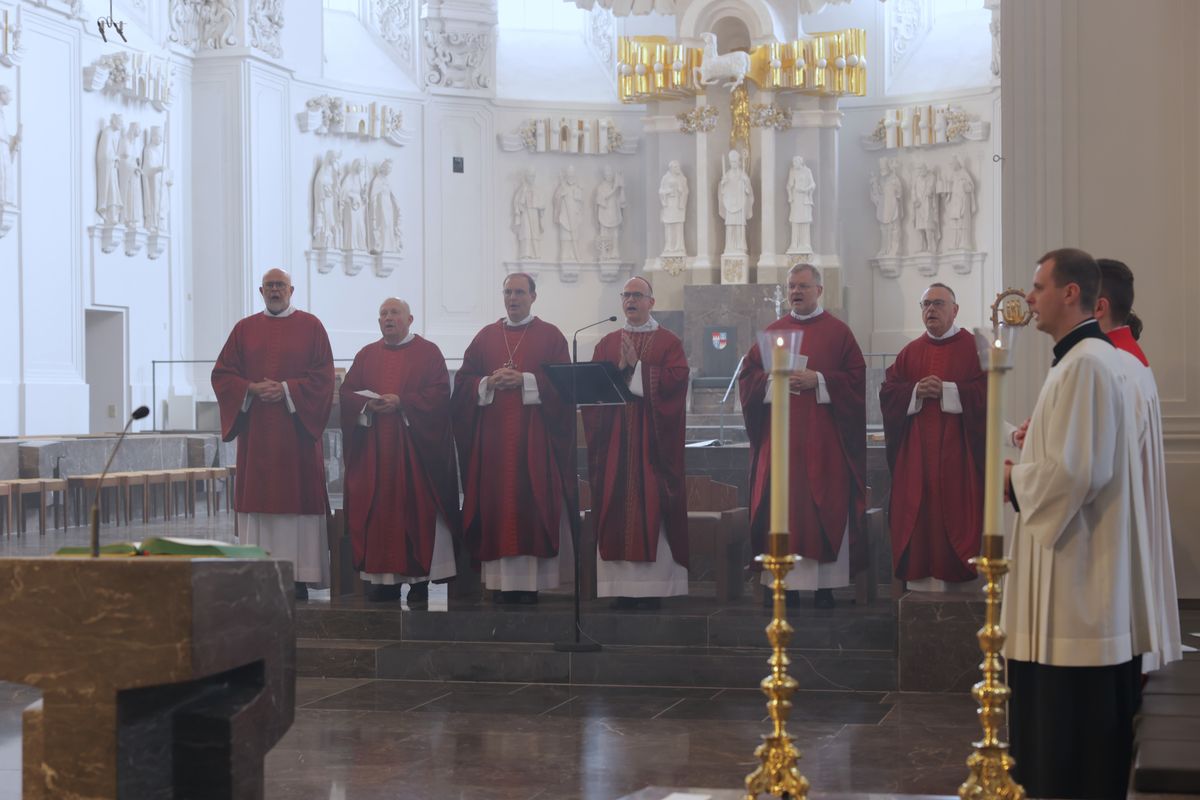 Mit Priestern, Diakonen und hauptamtlichen Mitarbeitenden hat Bischof Dr. Franz Jung am Dienstag, 8. Juli, einen Kiliani-Gottesdienst im Kiliansdom gefeiert. Eine Begegnung im Kilianeum schloss sich an.