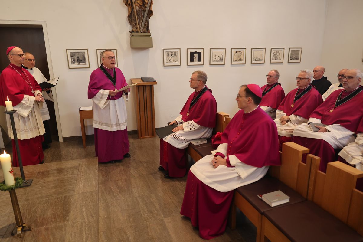 Weihbischof Paul Reder ist am Freitag, 10. Mai, offiziell in sein Amt als Dompropst eingeführt worden - zunächst in der Kapelle des Bischofshauses, dann bei einem Pontifikalgottesdienst im Kiliansdom. Dabei wurde besonders an Bischof em. Dr. Paul-Werner Scheele erinnert, der am 10. Mai 2019 starb.
