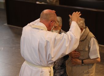 Bischof em. Dr. Friedhelm Hofmann feierte am Freitagnachmittag, 25. Juni, einen Dankgottesdienst mit Ehepaaren, die seit 50, 60 oder 65 Jahren verheiratet sind. Anschließend spendeten der Bischof sowie weitere Priester und Diakone den Jubilaren mit Abstand den Segen.