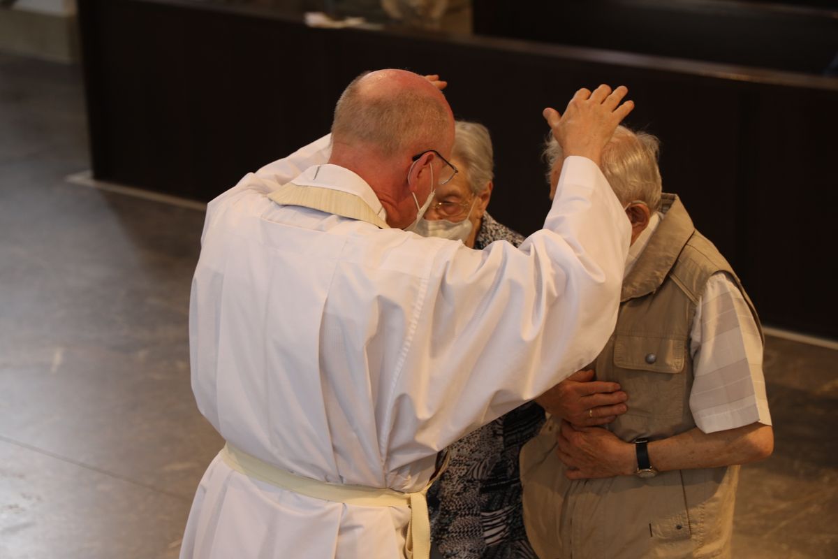Bischof em. Dr. Friedhelm Hofmann feierte am Freitagnachmittag, 25. Juni, einen Dankgottesdienst mit Ehepaaren, die seit 50, 60 oder 65 Jahren verheiratet sind. Anschließend spendeten der Bischof sowie weitere Priester und Diakone den Jubilaren mit Abstand den Segen.