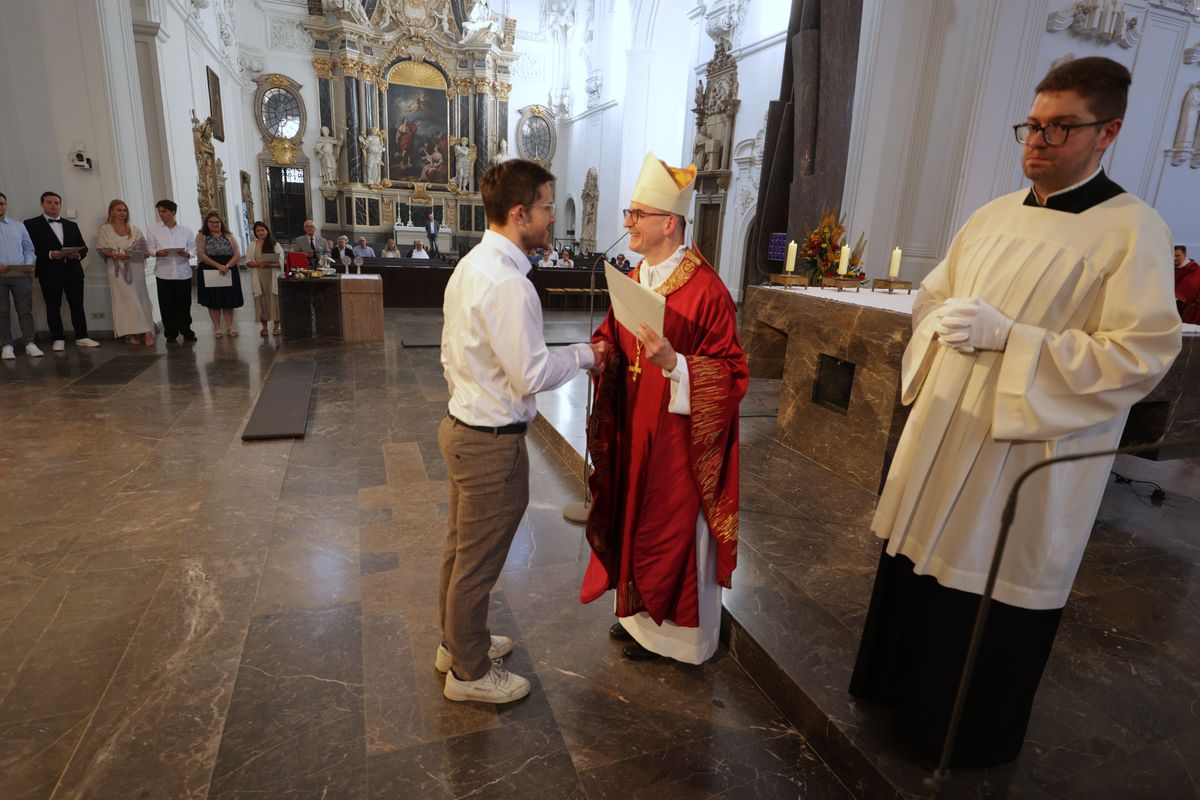 Beim Kiliani-Gottesdienst für die in Schule und Erziehung Tätigen hat Bischof Dr. Franz Jung am Freitag, 11. Juli, im Würzburger Kiliansdom 24 Frauen und Männern die Missio canonica verliehen.