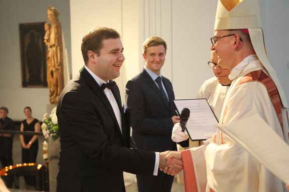 Bischof Dr. Franz Jung beauftragt Kevin Krämer als Pastoralreferenten.