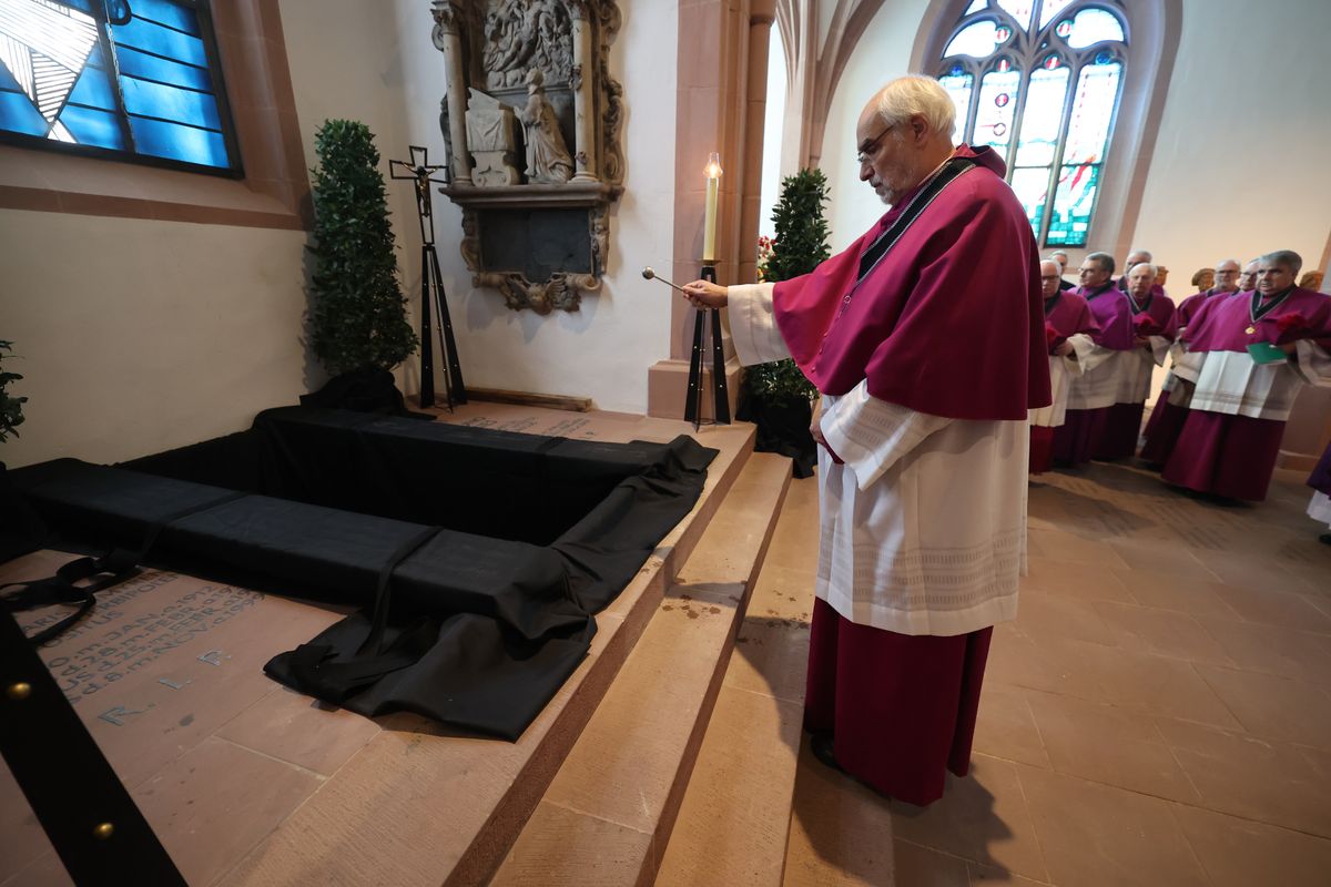 Bischof Dr. Franz Jung feierte am Samstag, 12. Oktober, im Würzburger KIliansdom ein Pontifikalrequiem für Weihbischof em. Helmut Bauer. Die anschließende Beisetzung leitete Dompropst Weihbischof Paul Reder.