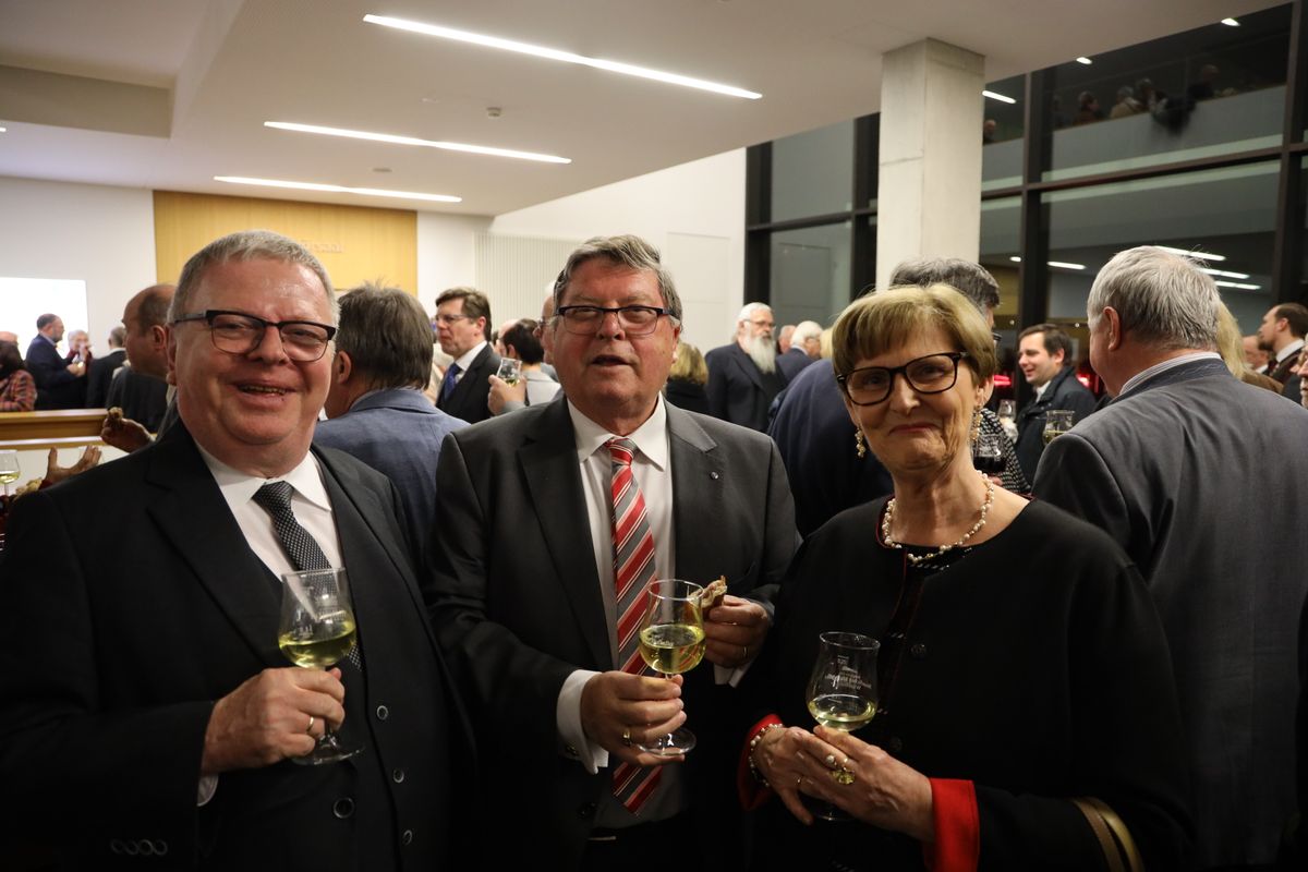 Im Anschluss an den Vortrag bestand im Foyer Gelegenheit zu Begegnung bei Wein und belegten Brötchen.