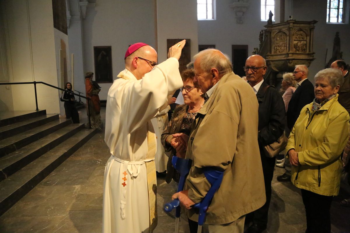 Bischof Dr. Franz Jung hat am Donnerstagnachmittag, 4. Juli, mit etwa 320 Paaren im Kiliansdom ihr goldenes oder diamantenes Ehejubiläum gefeiert.
