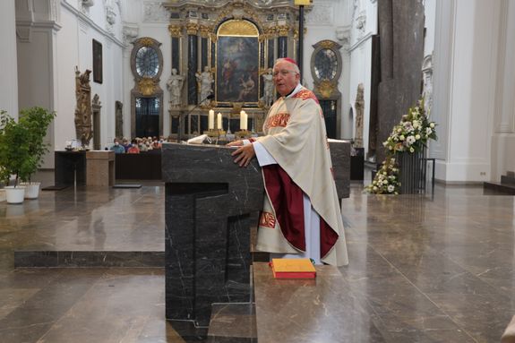 „Die christliche Ehe ist mehr als ein Vertrag von Menschen, sie stellt etwas von Gottes Liebe zu den Menschen, von Jesu Christi Liebe zu seiner Kirche dar“, sagte Weihbischof Ulrich Boom in seiner Predigt.